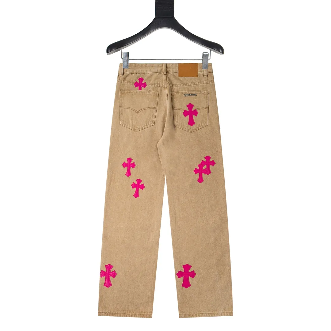 P250 model number Y842 Chrome Hearts/Chrome Hearts classic leather label cross denim trousers After the trousers are finished, they are subjected to heavy enzyme stone grinding and rinsing. Each pair is different in washing. The heavy washing process has many hidden secret details. The trousers featured this time are perfect in terms of shape and upper body. It is no exaggeration to say that it takes more time to make 20 short-sleeves than to make one pair of jeans. The fabric is made of 12.2 ounces of high-quality denim. Only denim with 12 ounces or more can have the unique high-end texture of denim. I am very satisfied with the proofing after several washes. Size:28-34